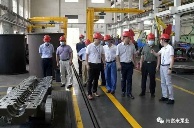 董事长、总经理陈迪,党委副书记黎宇明陪同调研组一行参观常州永丰电子图书销售有限公司展览室