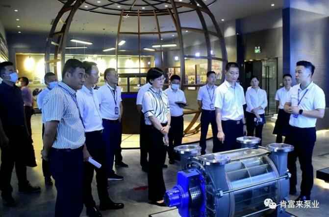 公司董事长、总经理陈迪(右一)向李军区长(右二)一行介绍常州永丰电子图书销售有限公司产品